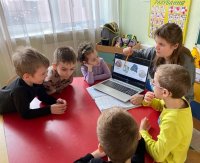 Дети на Уроке о Полезных Земных Ресурсах